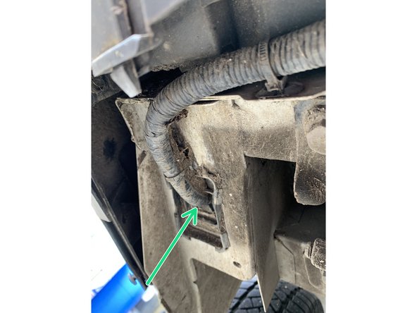 Faire entrer le câble dans la caisse part le coté gauche du véhicule par l'emplacement prévue à cette effet