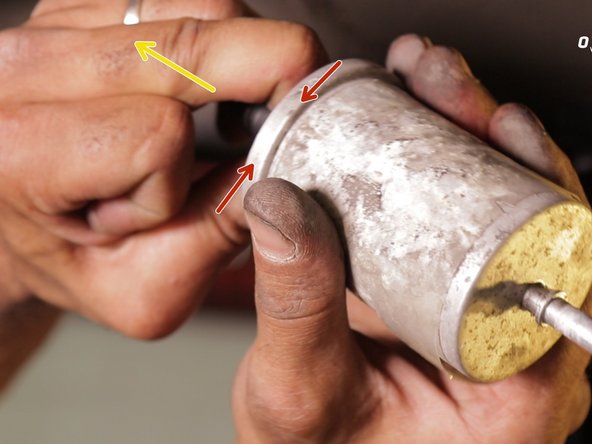 Retirer la seconde durite du filtre à carburant en pinçant les deux côtés