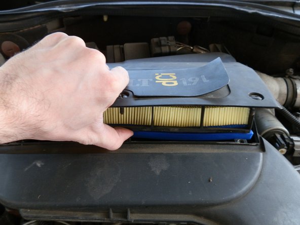 Remettre l’ensemble filtre + support dans leur emplacement puis revisser les 3 vis.