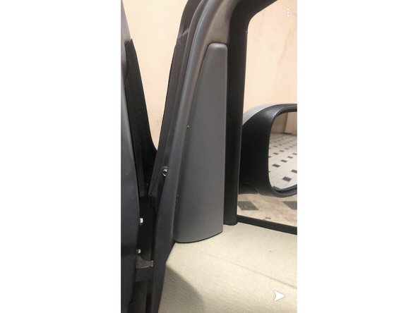 Reposer le cache sur sa partie basse puis poussez pour enclencher l'agrafe en plastique dans son logement