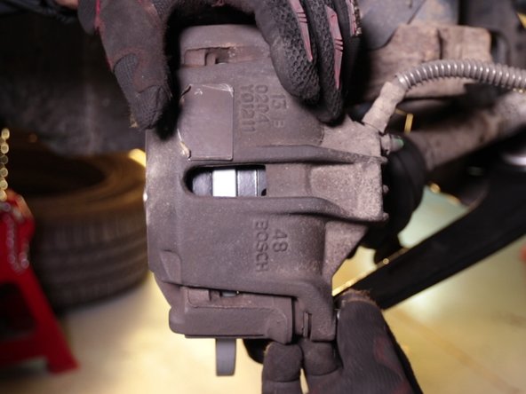 Placer simplement l'étrier sur la chape par le haut