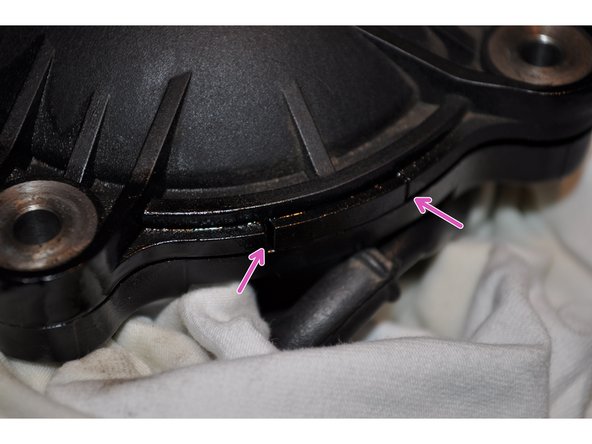 Reposer le couvercle sur le boitier en alignant correctement l'encoche pour le centrer.