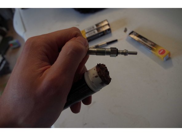 C'est là qu'on peut utiliser la graisse haute température au cuivre. Elle servira à faciliter le desserrage si vous faites à nouveau l'opération, et améliore aussi le serrage.