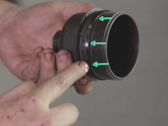 Lubrifier avec un peu d'huile le joint du filtre à huile.