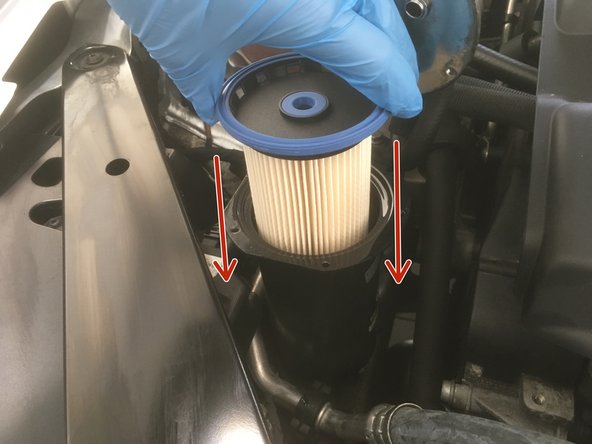 Remonter le nouveau filtre à carburant en le glissant dans son emplacement