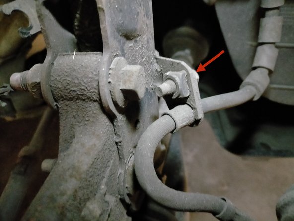 Dégager la durite de frein avec une clé de 10.