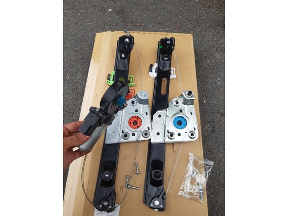 Avant de remettre le moteur sur le nouveau mécanisme, assurez vous que la partie avec le clip pour la vitre est à peu prêt au même niveau que sur l'ancien quand vous l'avez retiré pour facilité l'assemblage.