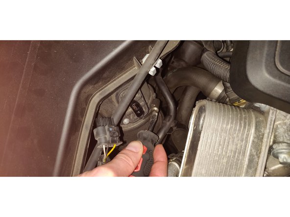 A l'aide d'un tournevis plat, desserrer le collier de serrage de la durite d'air