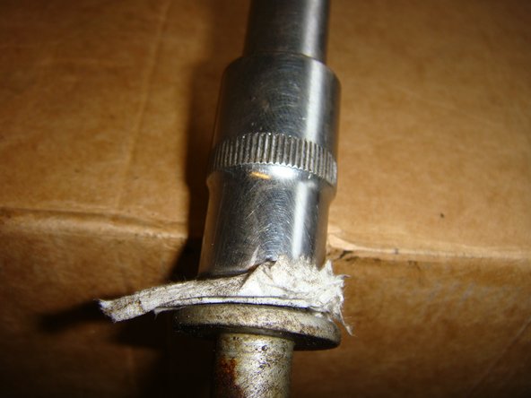 A l'aide d'un essuie tout engager  la tête de la vis dans la douille afin qu'elle soit bien maintenue