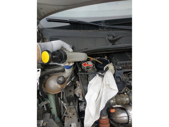 vider la cuve à l'aide d'une seringue