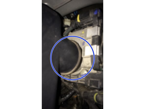 Replacer la boite à air au niveau du boitier papillon et du plot en caoutchouc