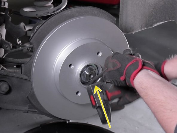 A l'aide du marteau et d'un petit burin, taper sur le bord de l'écrou pour créer une encoche