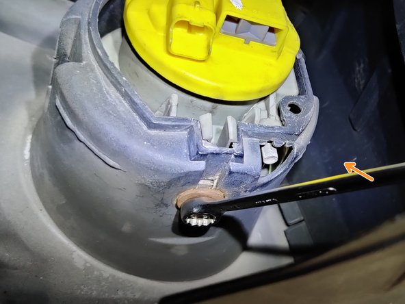 Le phare antibrouillard est fixé sur le pare choc avec une vis de 10, utiliser une clé plate