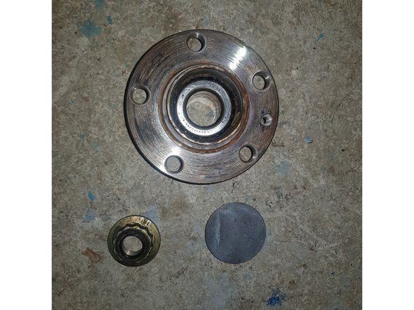 - Profitez de la dépose du tambour pour dépoussiérer les freins avant le remontage du roulement