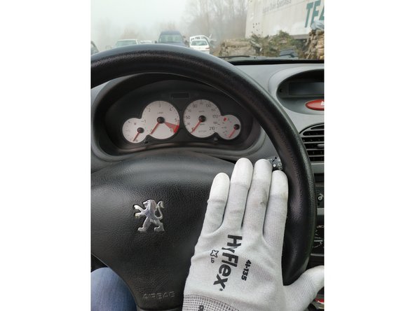 s'assurer que tout est en place et qu'aucun fil ne va se pincer, puis présenter l'airbag et appuyer pour verrouiller