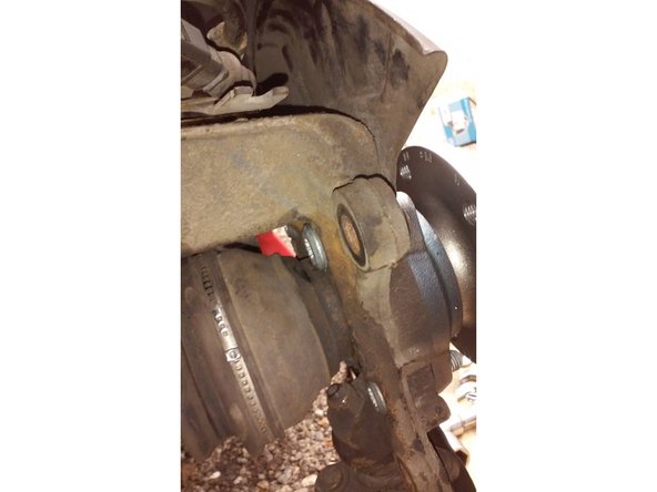 Emboîter la tête du cardant dans le moyeu, faite un mouvement de rotation vers la droite  ou la gauche pour faire correspondre les cannelures.