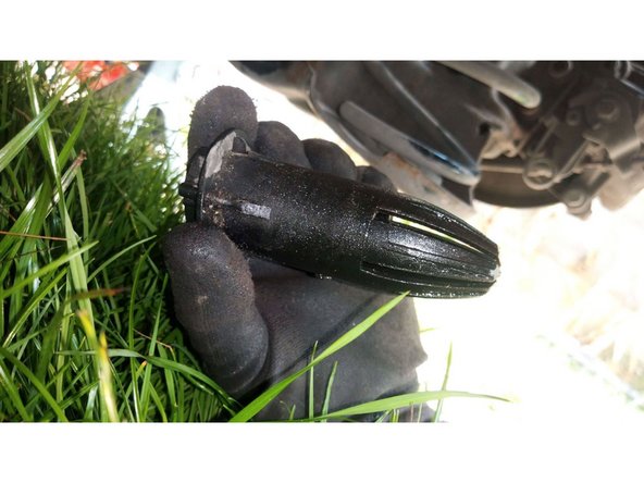 Retirer ensuite le capuchon plastique situé sous la butée (côté intérieur du véhicule) afin d'avoir accès à la vis inférieure de l'amortisseur.