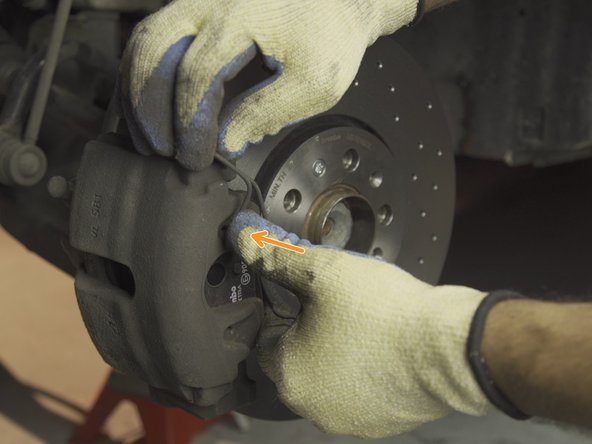 Replacer le ressort de maintien de l'étrier en commençant par placer un côté