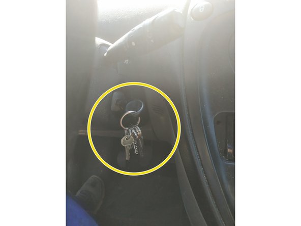 appuyer (et rester appuyé) sur le bouton indiqué par la flèche rouge sur la photo