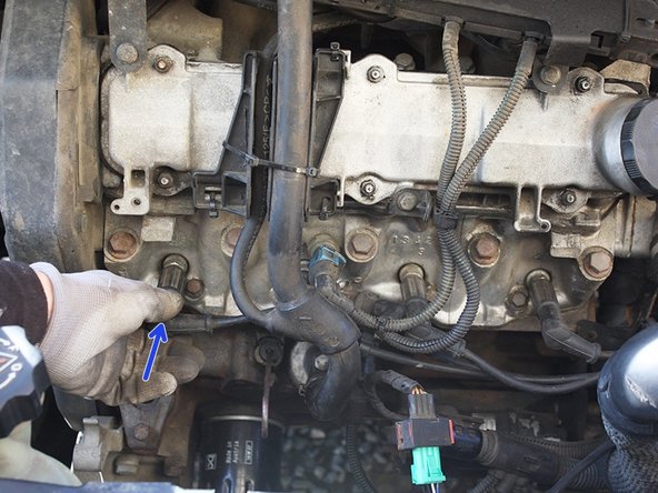 Rebrancher le fil d'allumage numéro  4 à veillant à bien le clipser sur la bougie numéro 4 et sur la borne 4 de la bobine d'allumage.