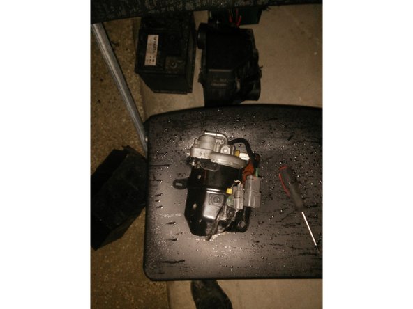 Vous pouvez à présent sortir le filtre du compartiment moteur