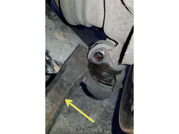 Avec une barre ou un pied-de-biche faites levier et délogez la rotule de suspension de son logement.