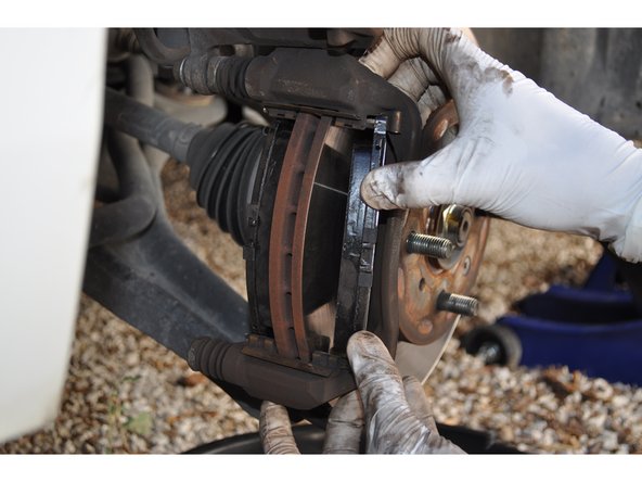 Poser les plaquettes de frein l'une après l'autre.