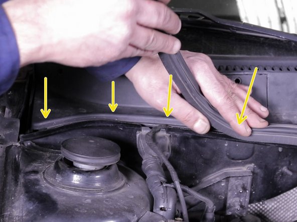 Reposer le joint de capot sur la rainure, en appuyant bien dessus