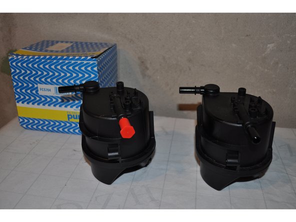 Dégager le boitier de son support en le pivotant, dans le sens anti horaire, autour de son point d'ancrage arrière. Tirer le boitier vers le haut pour le dégager avec précaution, puis débrancher le connecteur du réchauffeur électrique situé sous le filtre. Vérifier que le nouveau filtre à carburant correspond à l'ancien.