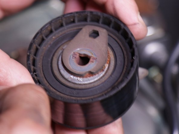 Retirer l’écrou du galet tendeur et enlevez le