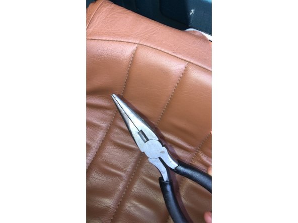 J'utilise une petite pince a bec pour pouvoir y acceder