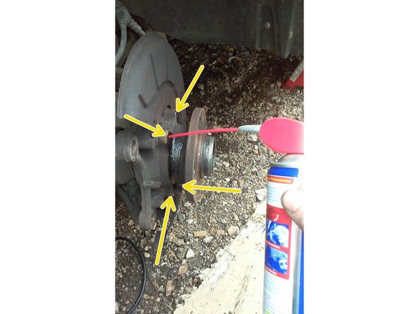 Chauffer avec un décapeur thermique le moyeu à l’emplacement des vis là où vous avez mis le dégrippant