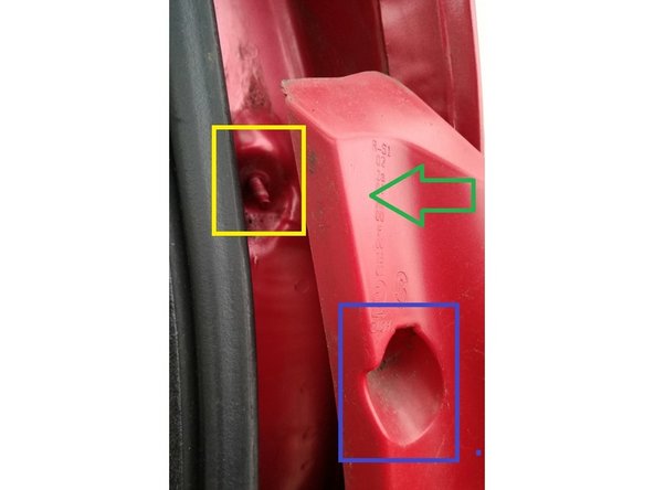 l'optique est prete a etre replacée sur la voiture.