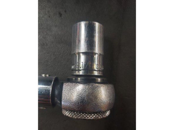 Vissez les boulons de la roue. Servez-vous d'une douille à choc pour roue N°17.