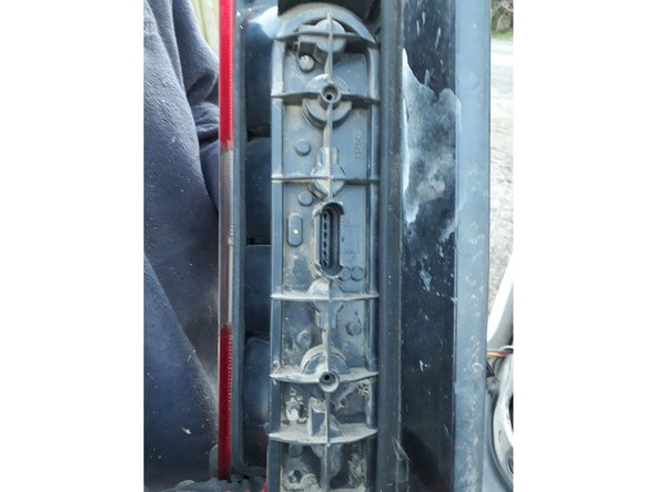 Dévisser les deux vis cruciforme pour démonter la platine