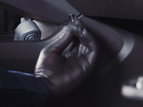 Dévisser la vis se trouvant sous la boite à gant du côté gauche à l'aide du cliquet et d'une douille de 7