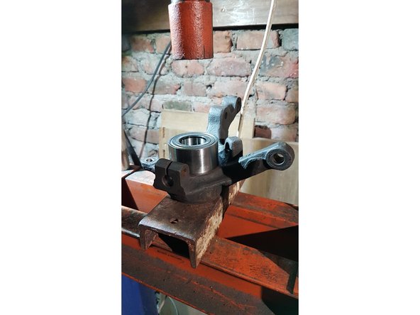 La encore, l'idéal est d'avoir un autre roulement de meme diamètre pour prendre appuye sur l'EXTERIEUR du roulement neuf.