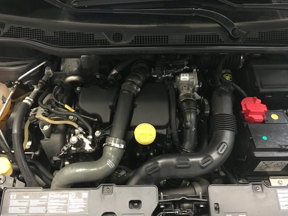 Verser l'huile doucement car l'orifice de remplissage et très étroit