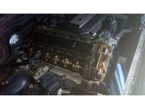 Retirer le couvre culasse