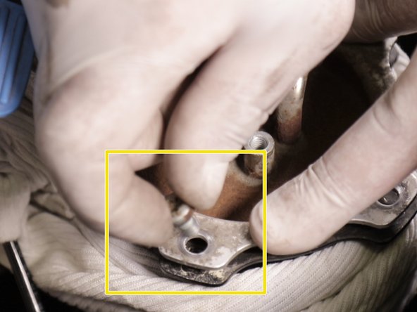 A l'aide de la clé Torx T30 devisser et retirer toutes les vis autour du couvercle