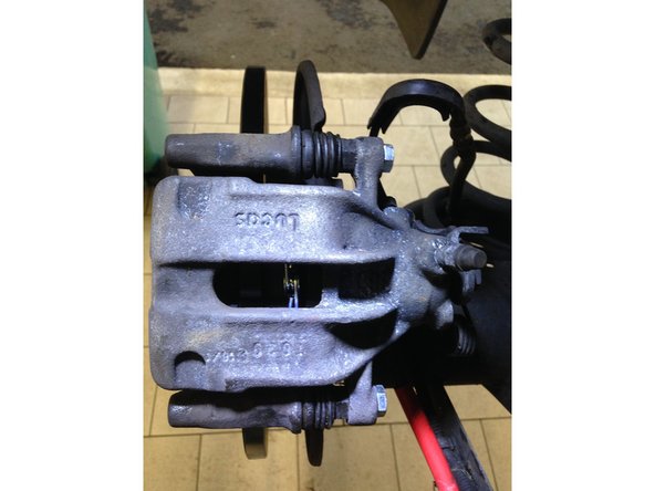 Viser les deux vis de 13