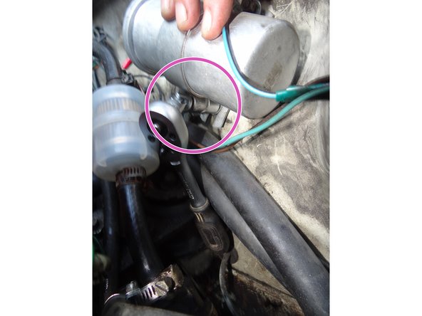 Utiliser une douille de 10mm avec un embout flexible afin d'enlever les deux fixation.