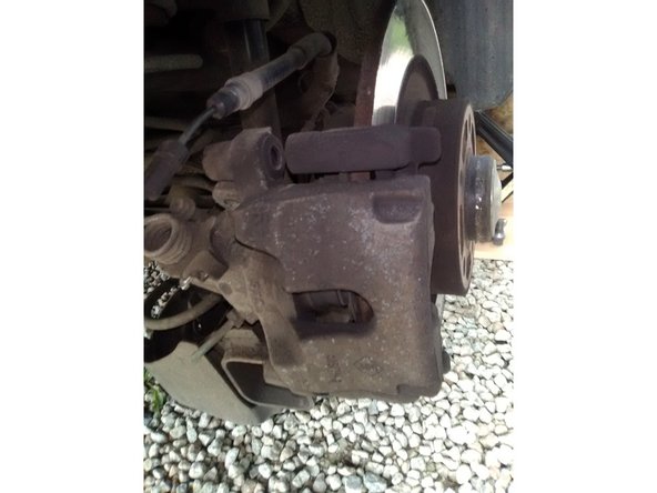 Enlever les axes de l'étrier afin de libérer celui-ci