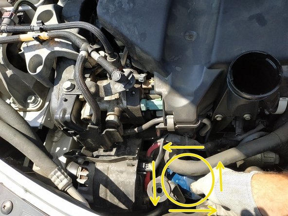 S'assurer que le bac de vidange est sous le filtre à huile, prendre un 2ème bac éventuellement si le 1er n'est pas assez grand.