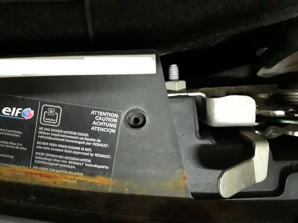 Dévisser la vis avec une clé de 10mm