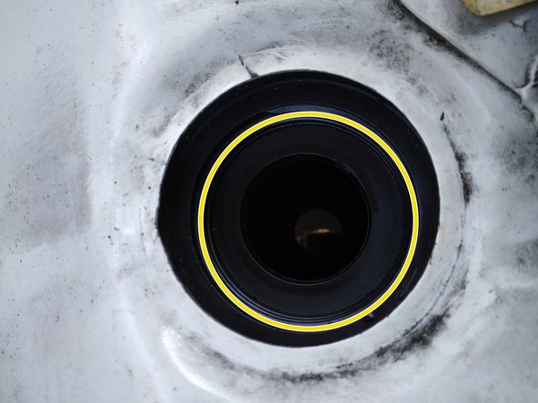 et bien nettoyer le réservoir en faisant attention de ne rien laisser tomber pour ne pas souiller le carburant