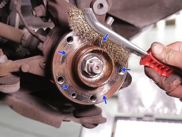 Nettoyer avec du nettoyant puis une brosse métallique les 4 portées du support d’étrier