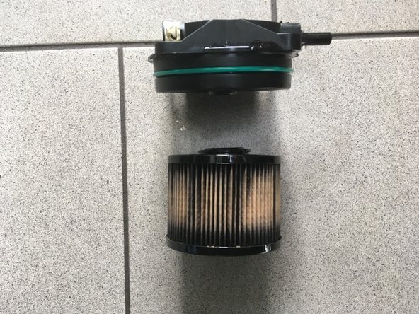 Retirer l'ancien filtre en le tirant vers le bas