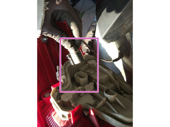 Remettre le support en plastique avec les ampoules dans les attaches.