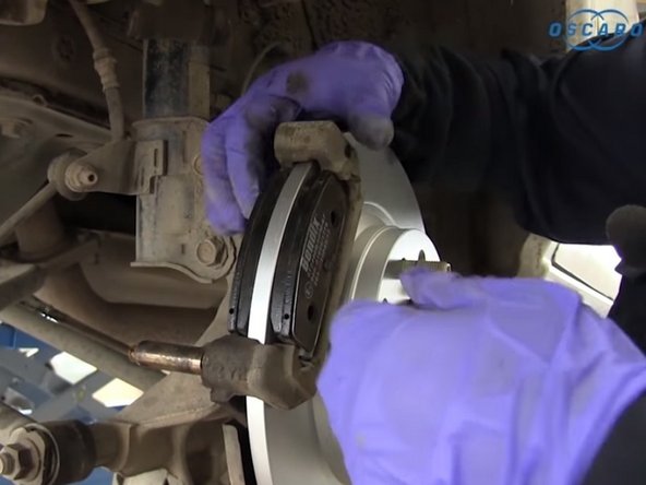 Installer les 2 plaquettes de frein